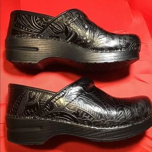 dansko 38 WIDE *RARE* black with pretty pattern